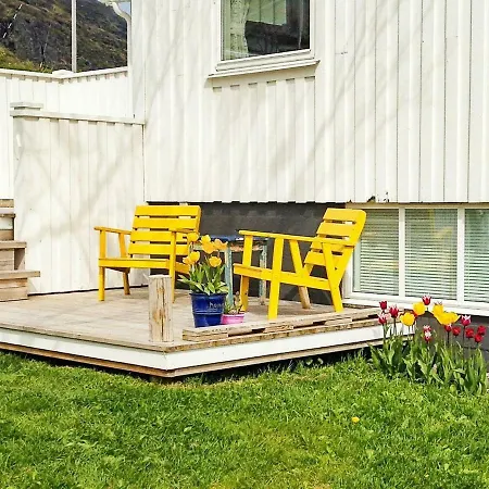 Holiday home Three-bedroom Holiday In Fredvang