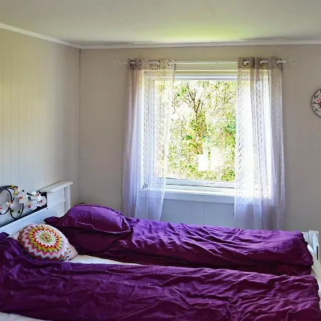 Holiday home Three-bedroom Holiday In Fredvang